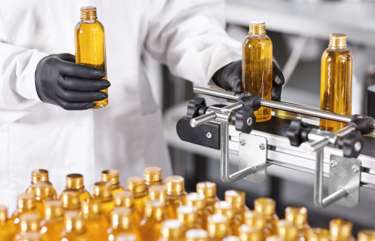 Pessoa manejando frascos com produto sanitário